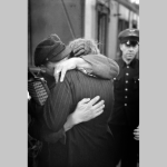 Mann umarmt Frau bei WIedersehen nach langer Zeit.