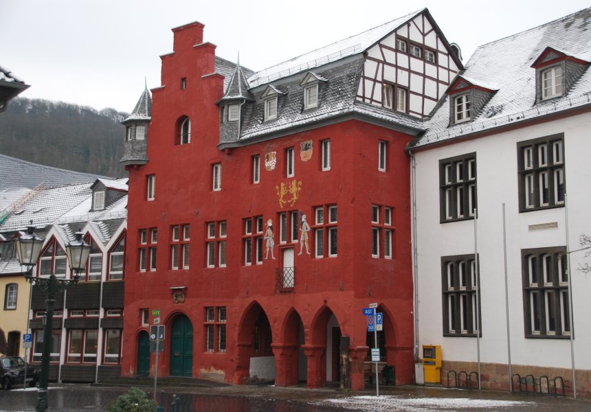 Ansicht eines alten, rot gestrichenen Stadthauses