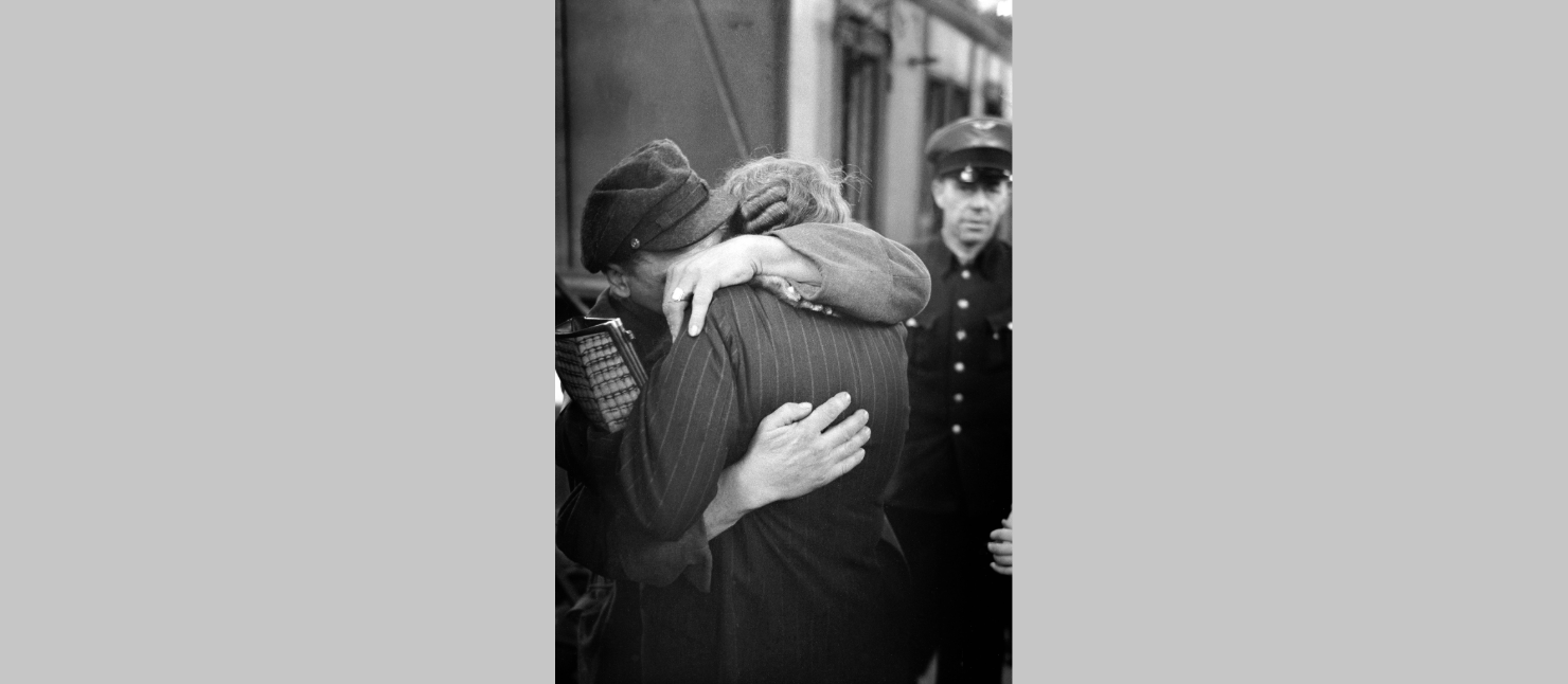 Mann umarmt Frau bei Wiedersehen nach langer Zeit.
