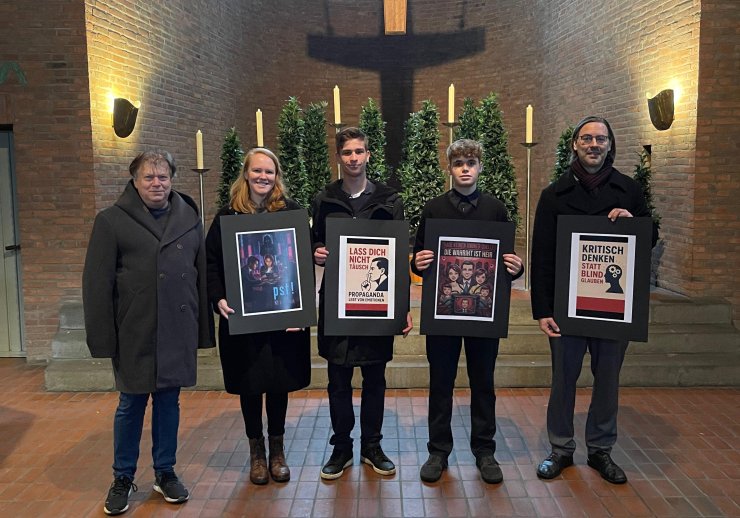 v.l.n.r. Herr Andreas Scherer, Jacqueline Muhlack, Schüler des KHG, Marinko Betker