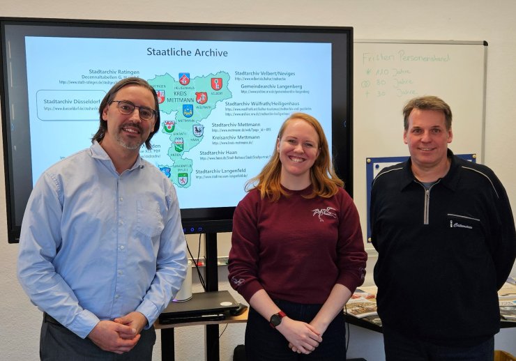 Von links: Das Team des Stadtarchivs, Marinko Betker und Jacqueline sowie Privatdozent Ralf Neas