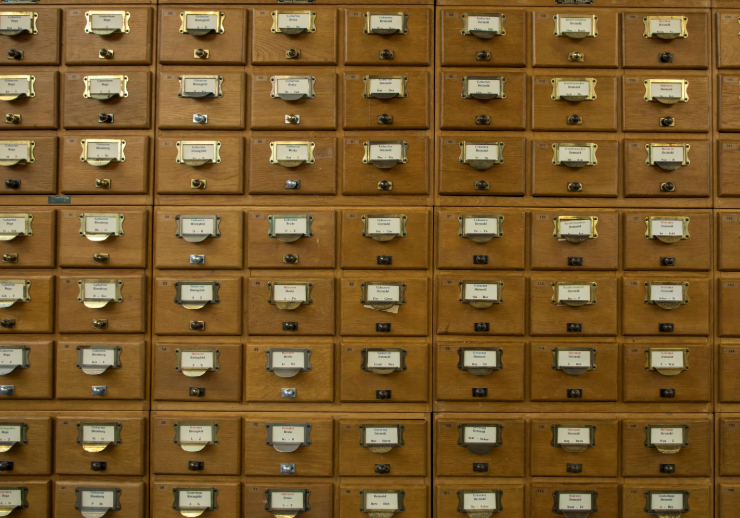 Karteikästen mit der Kirchenbuchkartei in OWL