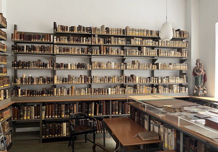 Ein Raum mit Regalen voller alter Bücher