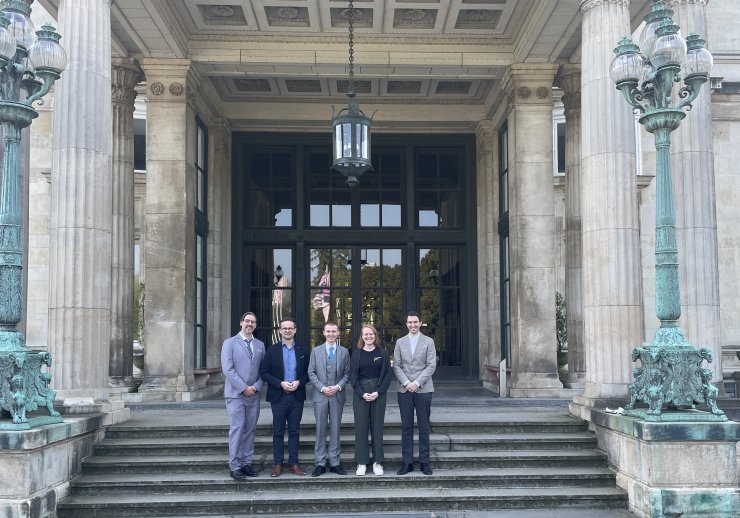 Vor dem beeindruckenden Hauptportal der Villa Hügel (v. l.): Stadtarchivar Marinko Betker, Amtsleiter Waldemar Theophil Suchan, Archivar Dr. Jonas Springer (Archiv Krupp), Volontärin Jacqueline Muhlack und Abteilunsgleiter Marco Baumann.