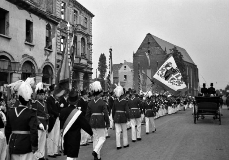 Bild eines Schützenfestumzugs in Neuss 1949