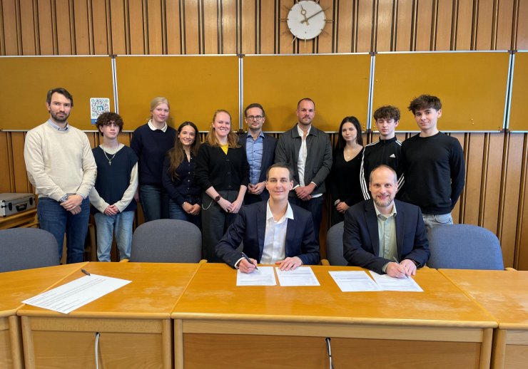 Bürgermeister André Bär und Dr. Holger Cornels, kommissarischer Schulleiter des Heinrich-Heine-Gymnasiums, unterzeichnen die Bildungspartnerschaft.