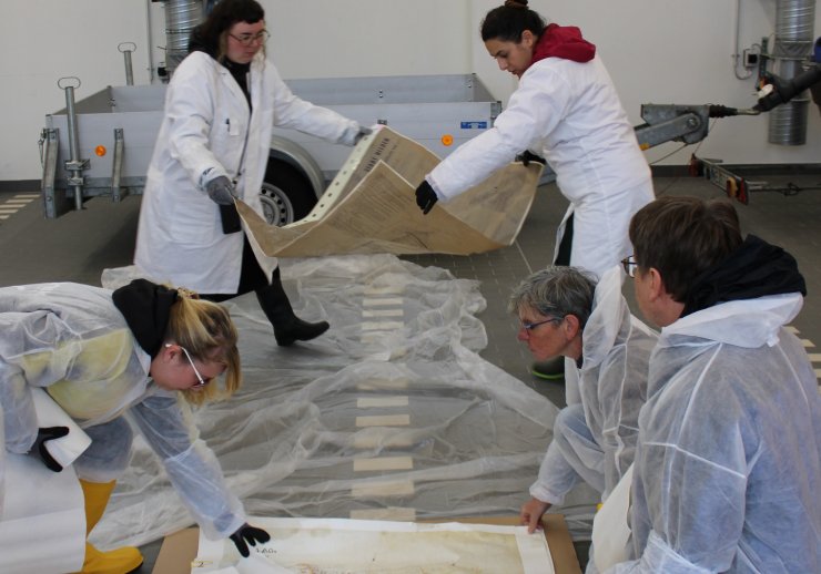 Großformatige Karten und Pläne sind besonders empfindliche Archivalien. Auch deren Rettung übten Archivarinnen und Archivare in der Monheimer Feuer- und Rettungswache. Foto: Stadt Monheim am Rhein / Sonja Felten
